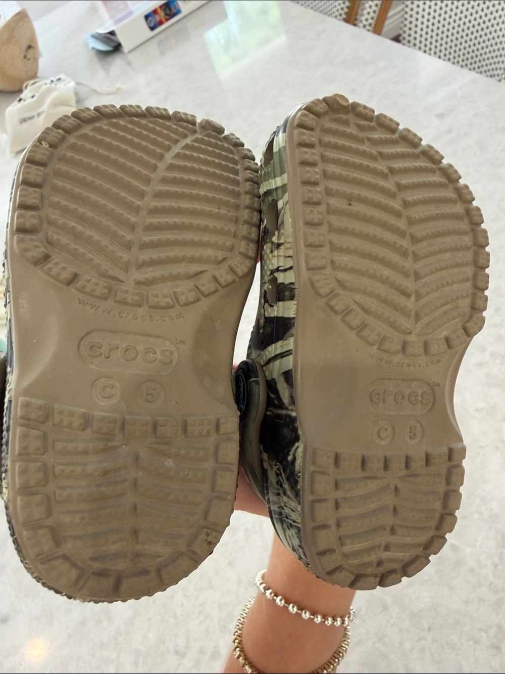 CROCS Kids Clog in Green Camo Print - Picture 4 of 5